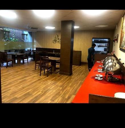Aval International Hotel Gurgaon Buitenkant foto
