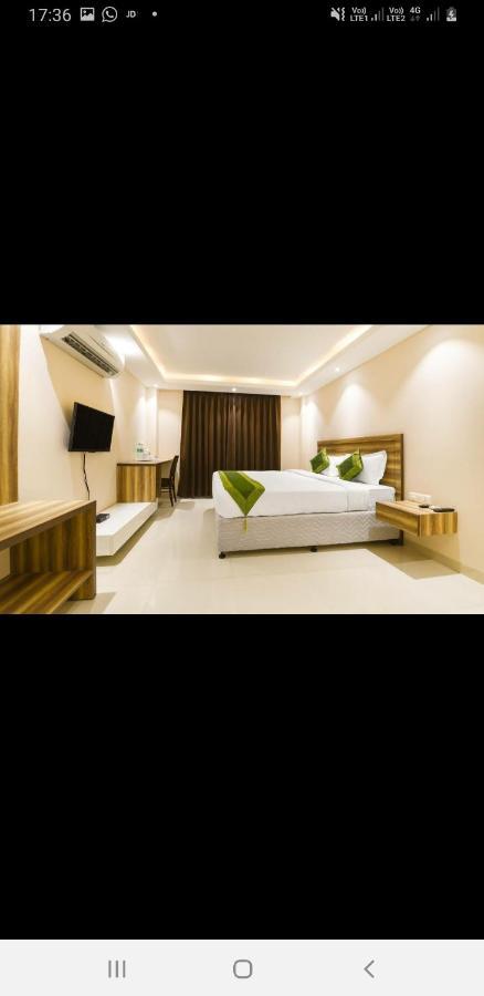 Aval International Hotel Gurgaon Buitenkant foto