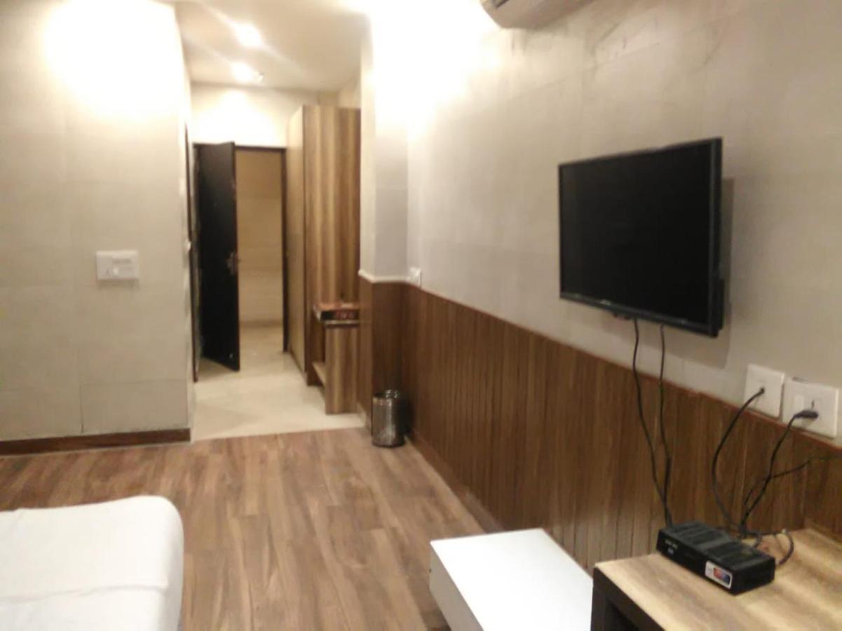Aval International Hotel Gurgaon Buitenkant foto