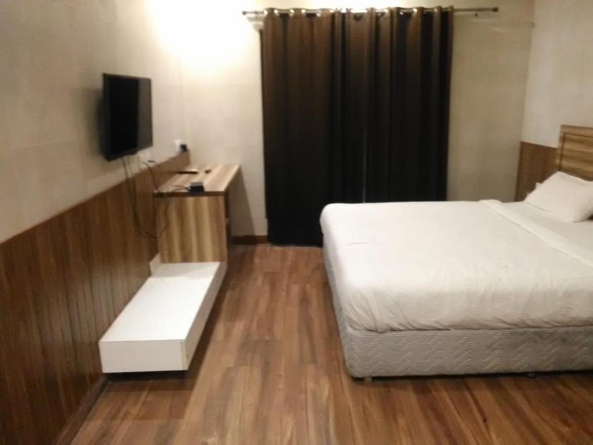 Aval International Hotel Gurgaon Buitenkant foto