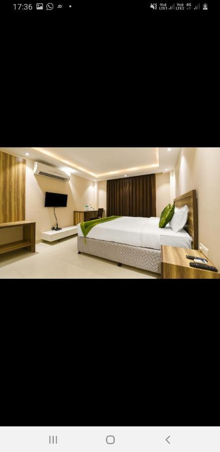 Aval International Hotel Gurgaon Buitenkant foto